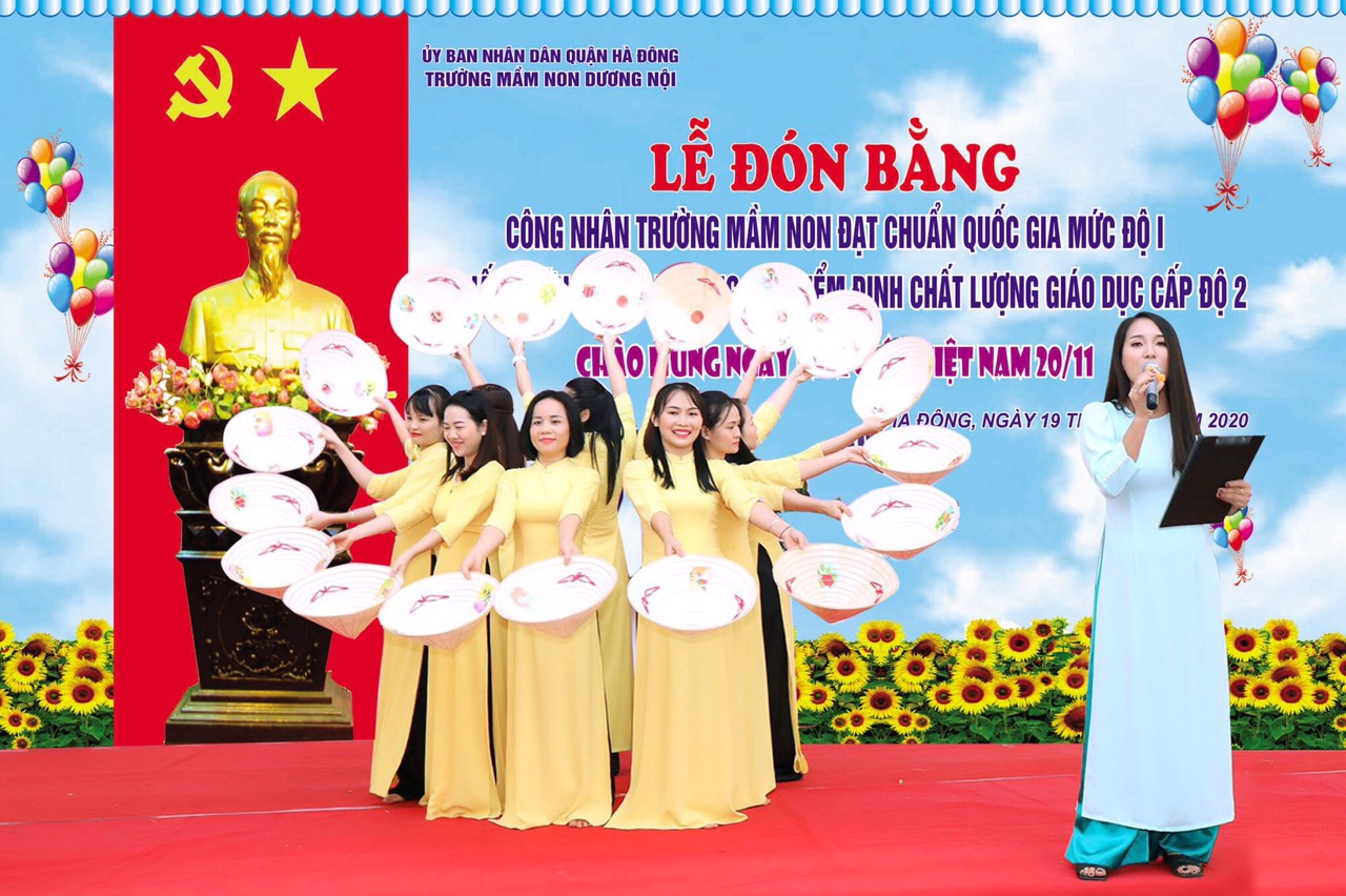 Màn múa Trống hội Đông Đô do các cô giáo trường mầm non Dương Nội biểu diễn