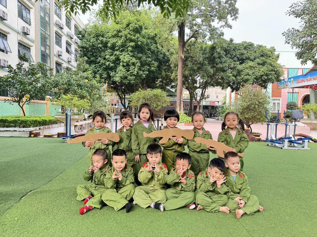 MÓN QUÀ BÉ TẶNG CHÚ BỘ ĐỘI